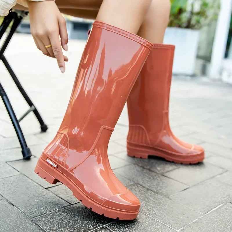 Bottes de Pluie Femme Élégantes Mi-Mollet en Caoutchouc Imperméables Antidérapantes – Confort Optimal et Design à la Mode 4