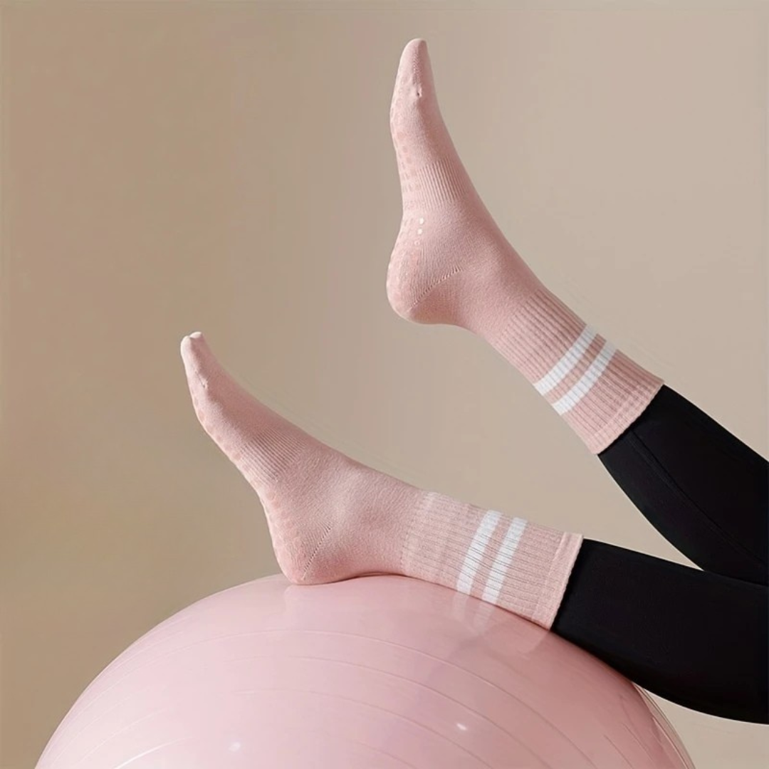 Chaussettes de yoga et de pilates antidérapantes à haute adhérence – Noires, confortables et flexibles 2