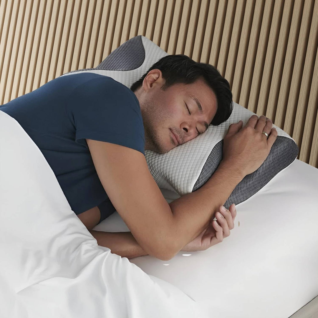 https://cdn.shopify.com/s/files/1/0886/2397/2701/files/Ademend-Orthopedisch-Kussen-met-Gecontoureerde-Vorm-Verlichting-voor-Nek-en-Schouders-Luvelle-7.jpg