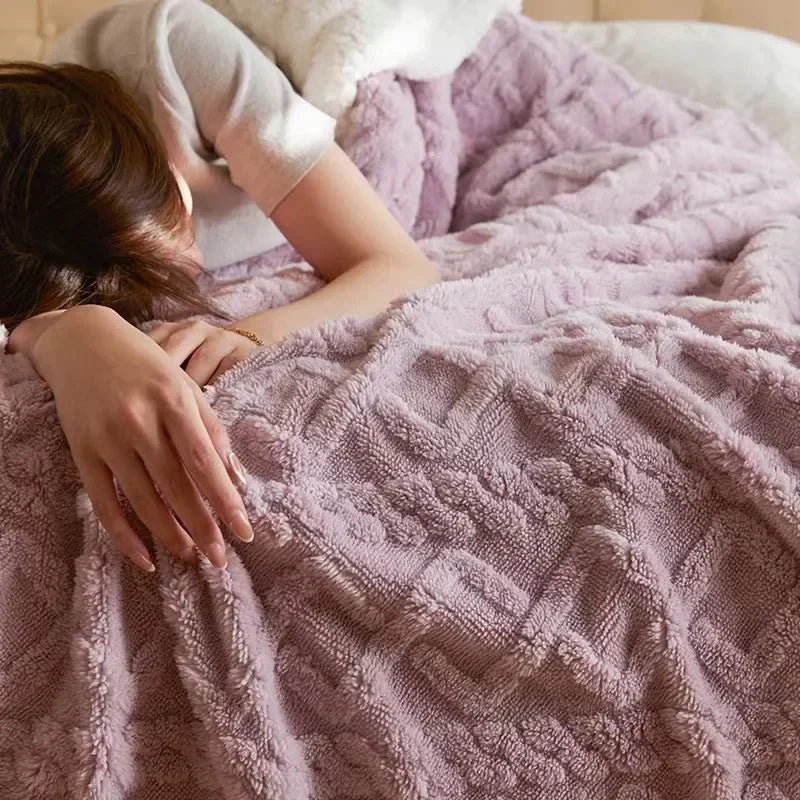 Couverture d'hiver élégante en laine d'agneau épaisse avec des accents raffinés 2