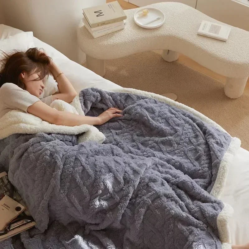 Couverture d'hiver élégante en laine d'agneau épaisse avec des accents raffinés 7