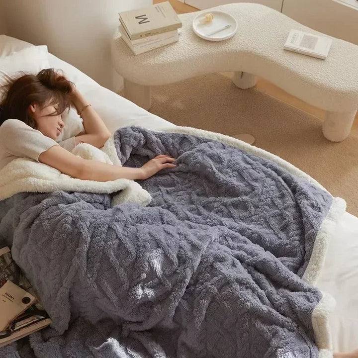 Couverture d'hiver élégante en laine d'agneau épaisse avec des accents raffinés 7