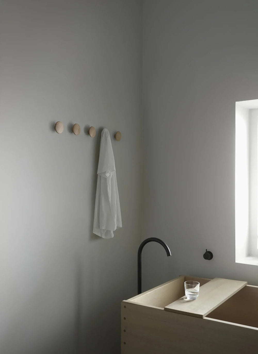 Crochets en Bois Design Moderne – Lot de 5 en Chêne et Noyer pour Décoration Intérieure, Éléments Personnalisables 1