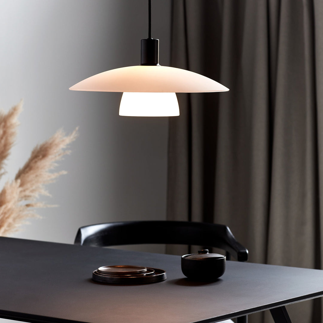 Lampe Suspendue Scandinave Élégante avec Abat-Jours en Verre et Métal Noir 0
