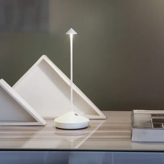 Lampe de Table LED Minimaliste en Métal – Design Élégant pour Bureau et Salon, Économie d'Énergie 0