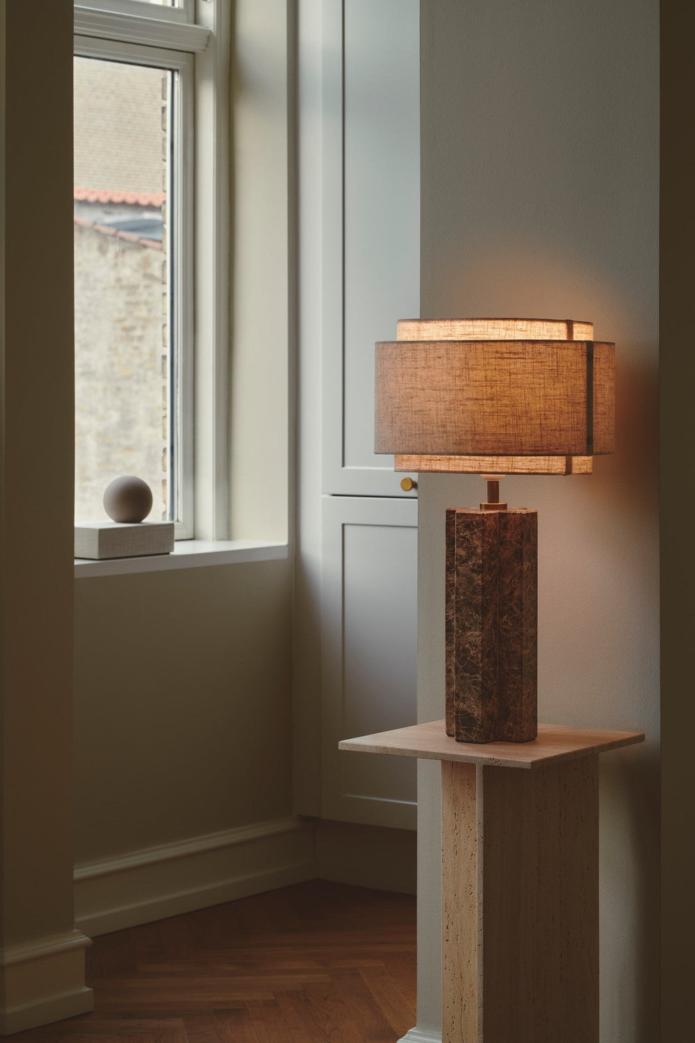 Lampe de Table en Marbre Brutaliste avec Abat-jour en Lin – Éclairage Doux et Élégant pour Salon ou Bureau 0