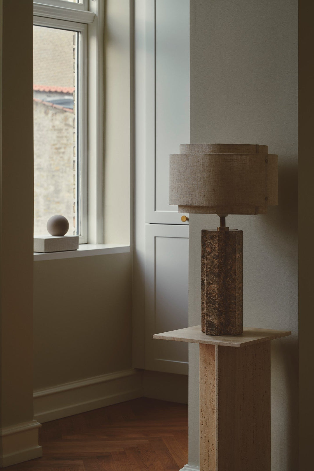 Lampe de Table en Marbre Brutaliste avec Abat-jour en Lin – Éclairage Doux et Élégant pour Salon ou Bureau 4