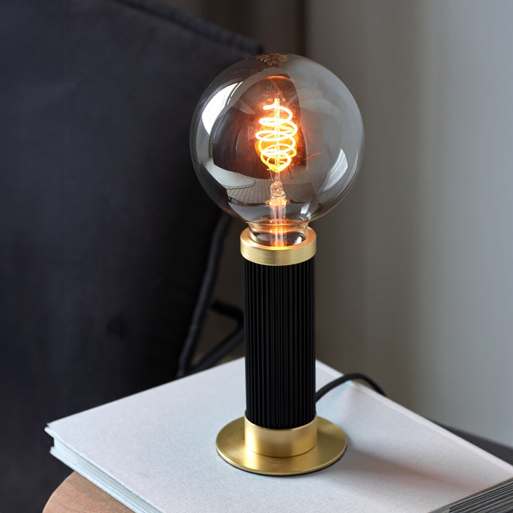 Lampe de Table en Métal avec Détails en Laiton – Design Nordique Élégant pour Salon, Chambre ou Bureau 0