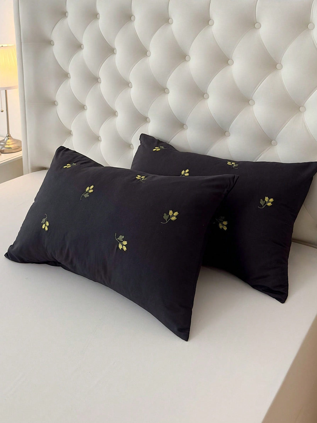 Parure de Taies d'Oreiller Noires avec Broderies de Lune et Étoiles – Design Élégant en Polyester, 20 x 30 cm 0