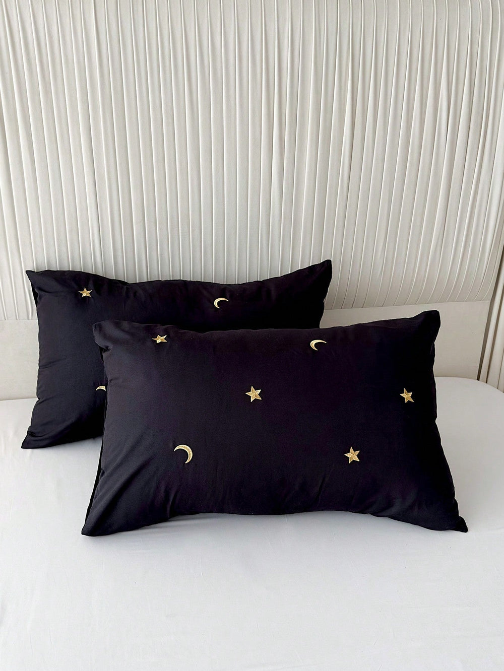 Parure de Taies d'Oreiller Noires avec Broderies de Lune et Étoiles – Design Élégant en Polyester, 20 x 30 cm 1