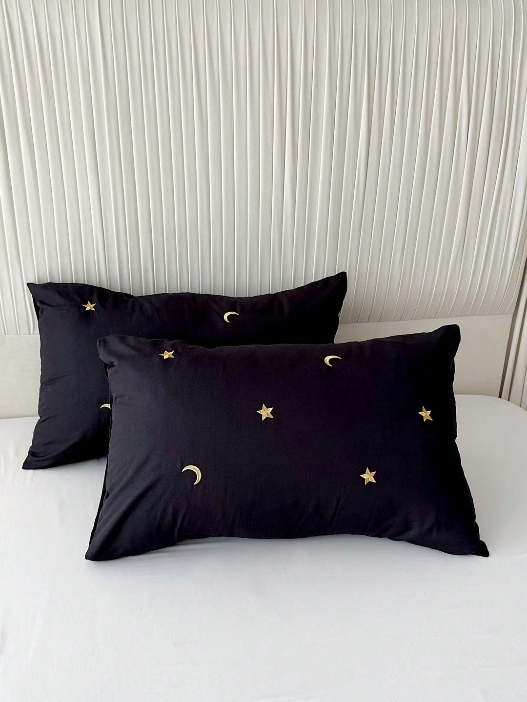 Parure de Taies d'Oreiller Noires avec Broderies de Lune et Étoiles – Design Élégant en Polyester, 20 x 30 cm 1
