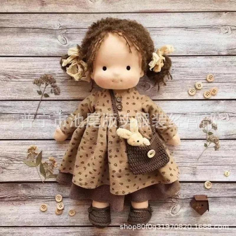 Poupée en Peluche Waldorf en Coton Doux avec Détails Kawaii – Compagnon Créatif pour Enfants 32 cm 16