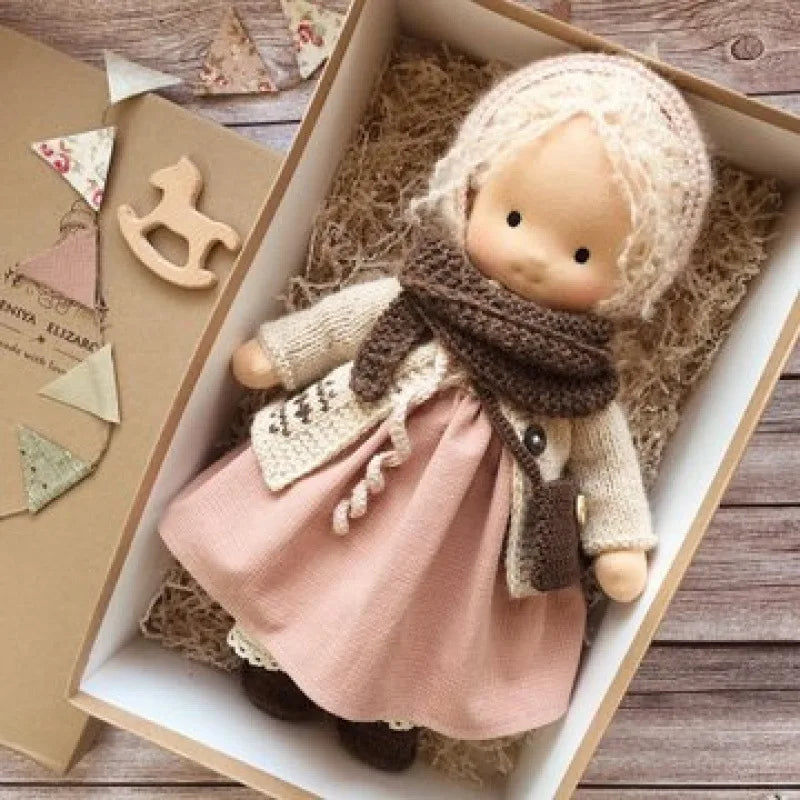 Poupée en Peluche Waldorf en Coton Doux avec Détails Kawaii – Compagnon Créatif pour Enfants 32 cm 17
