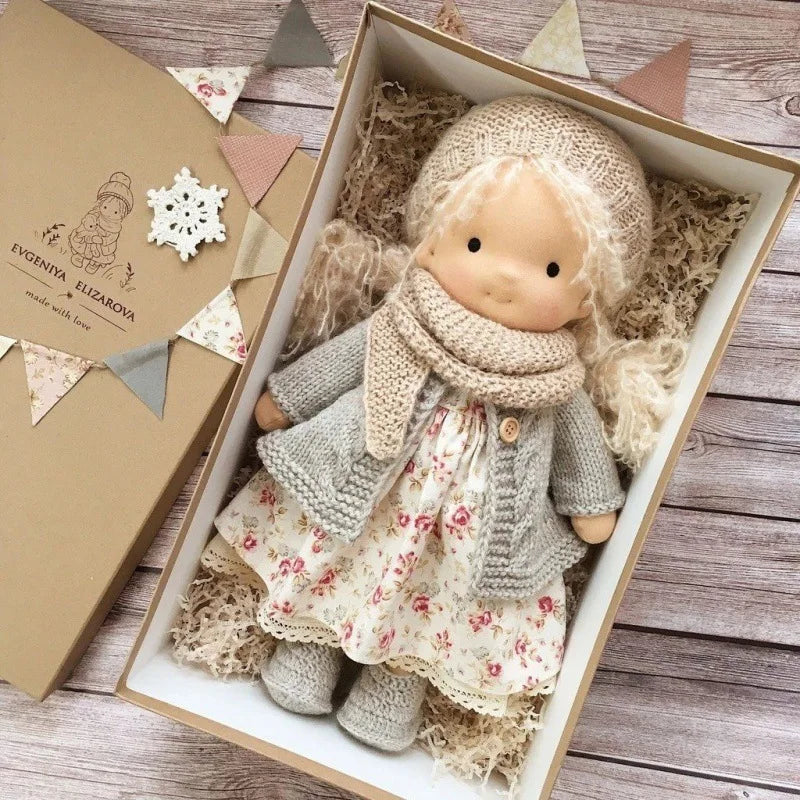 Poupée en Peluche Waldorf en Coton Doux avec Détails Kawaii – Compagnon Créatif pour Enfants 32 cm 7