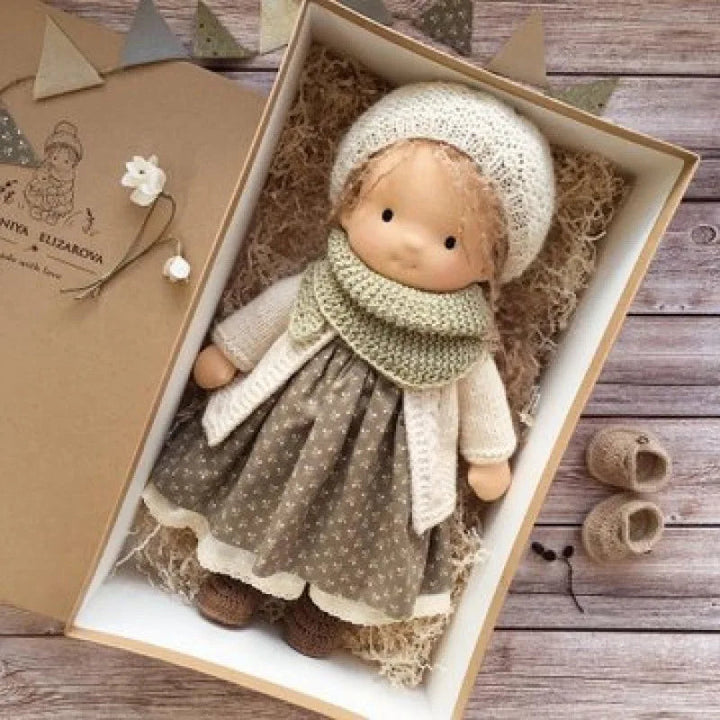 Poupée en Tissu Mila Style Waldorf en Coton Doux avec Boîte Élégante – 12 x 30 cm, Cadeau Idéal pour Enfants 10