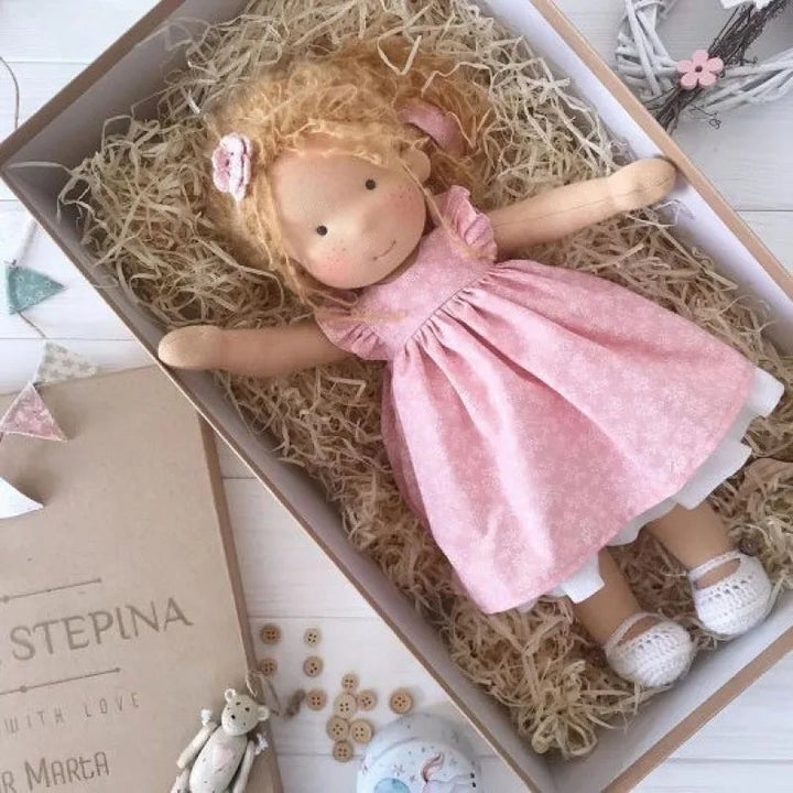 Poupée en Tissu Mila Style Waldorf en Coton Doux avec Boîte Élégante – 12 x 30 cm, Cadeau Idéal pour Enfants 9