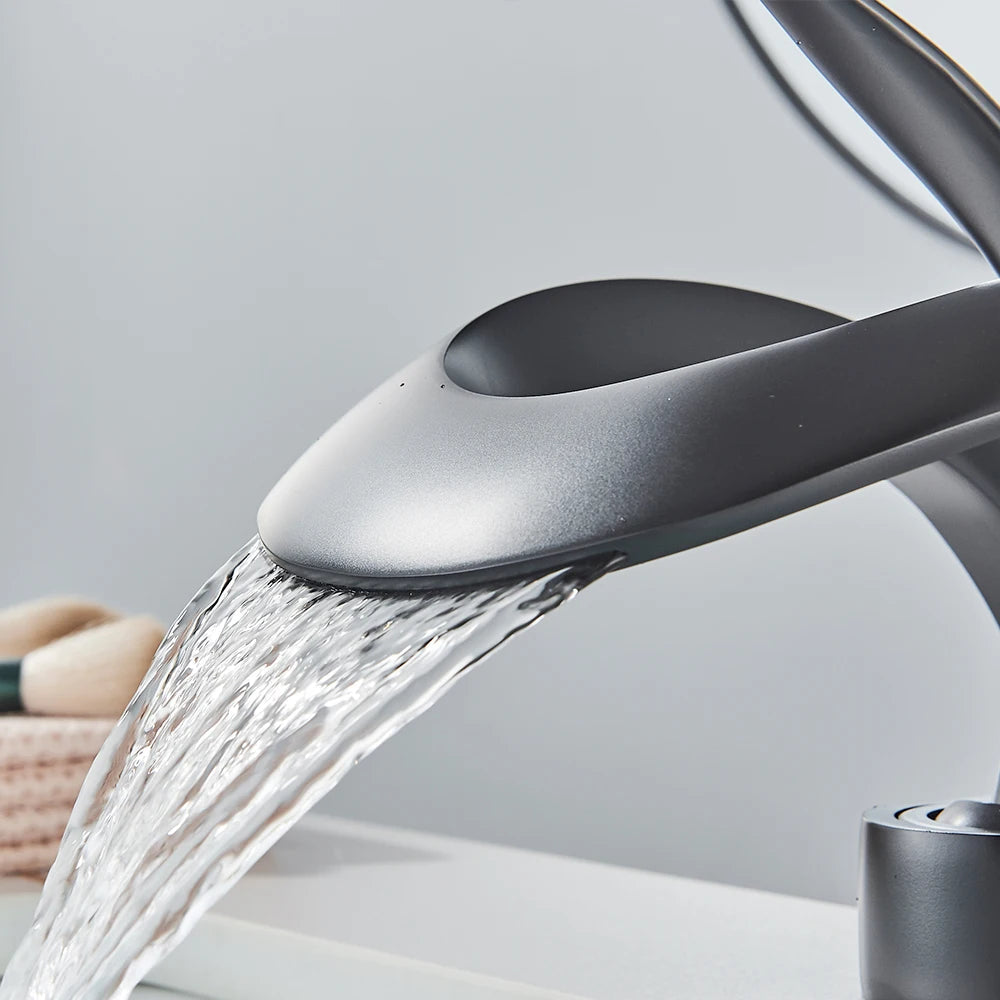 Robinet Salle de Bain Noir Monté sur Pont en Laiton – Mitigeur Lavabo Design Moderne et Économie d'Eau 1