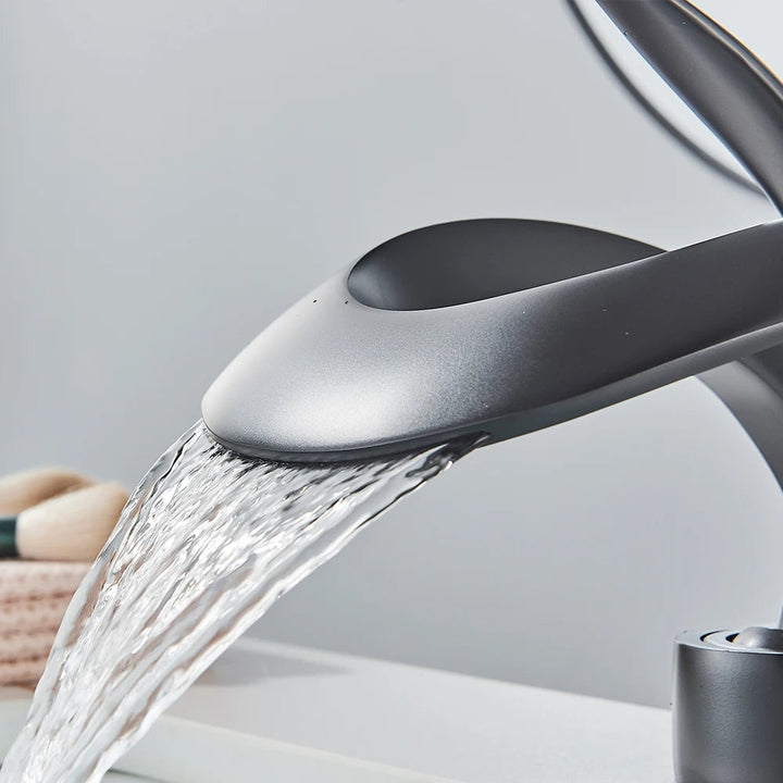 Robinet Salle de Bain Noir Monté sur Pont en Laiton – Mitigeur Lavabo Design Moderne et Économie d'Eau 1