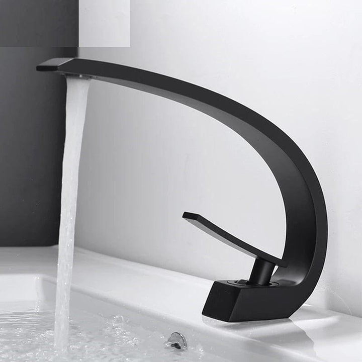 Robinet à Débit Incurvé en Laiton Durable pour Cuisine et Salle de Bain – Design Moderne et Élégant 1