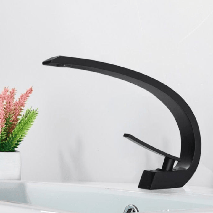 Robinet à Débit Incurvé en Laiton Durable pour Cuisine et Salle de Bain – Design Moderne et Élégant 3