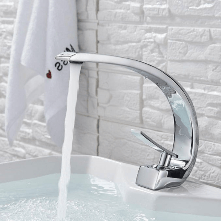 Robinet à Débit Incurvé en Laiton Durable pour Cuisine et Salle de Bain – Design Moderne et Élégant 4
