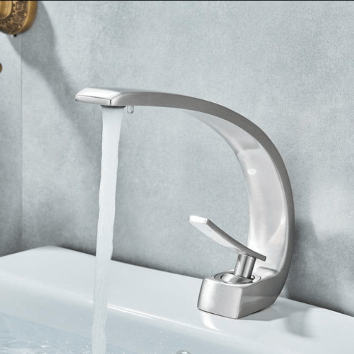 Robinet à Débit Incurvé en Laiton Durable pour Cuisine et Salle de Bain – Design Moderne et Élégant 8