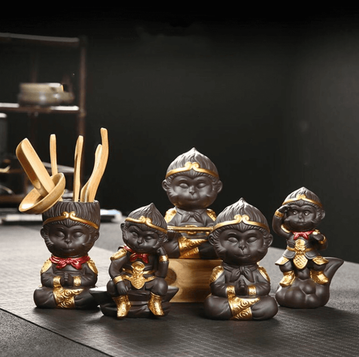 Sculpture Zen de Moine Roi en Argile Violette – Décoration Apaisante pour Séance de Thé et Intérieur Élégant 3