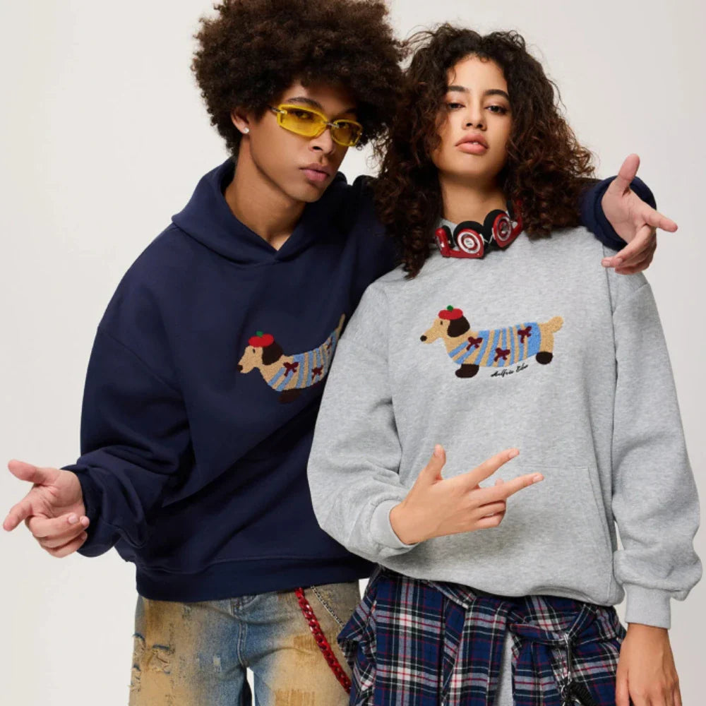 Un sweat à capuche chaud en mélange de coton avec un teckel brodé pour un confort optimal en automne. 2