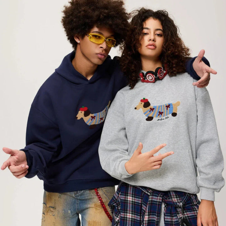 Un sweat à capuche chaud en mélange de coton avec un teckel brodé pour un confort optimal en automne. 2