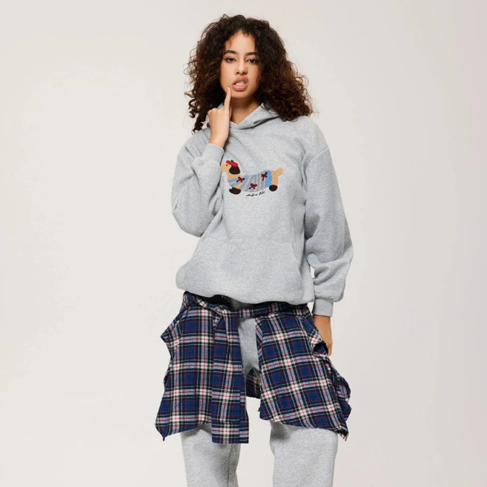 Un sweat à capuche chaud en mélange de coton avec un teckel brodé pour un confort optimal en automne. 3