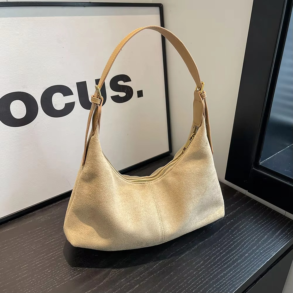 Elegant Moon – Half-Moon Bag in Luxury Suede