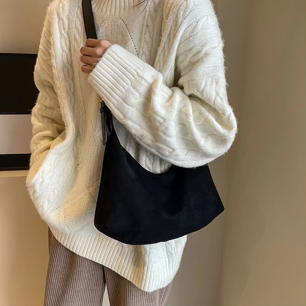 Elegant Moon – Half-Moon Bag in Luxury Suede