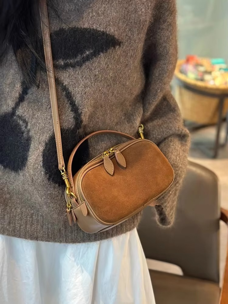 Elegant Moon – Half-Moon Bag in Luxury Suede