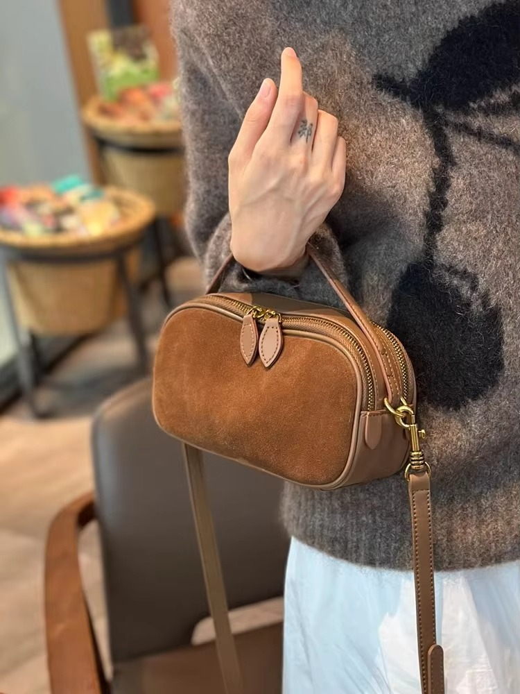 Elegant Moon – Half-Moon Bag in Luxury Suede
