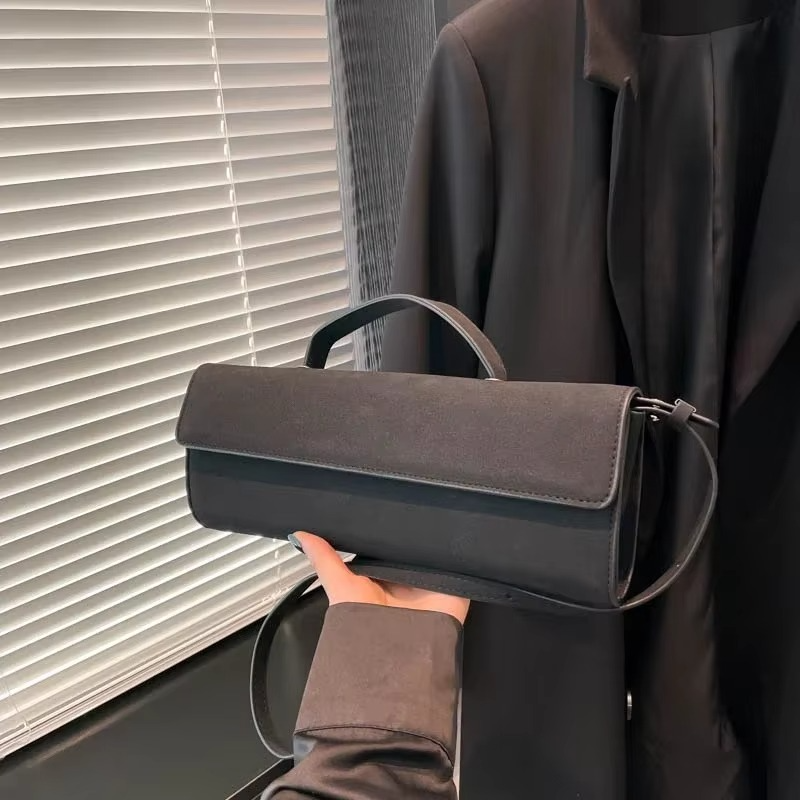 Elegant Moon – Half-Moon Bag in Luxury Suede